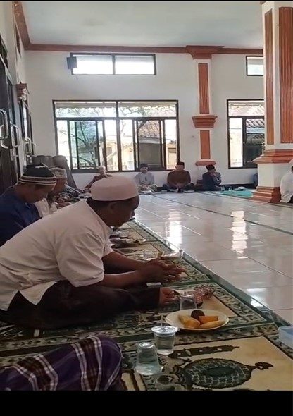 Mahasiswa KKN-T INAIS Ikut Meriahkan Pengajian Bapak-Bapak Kampung Banar